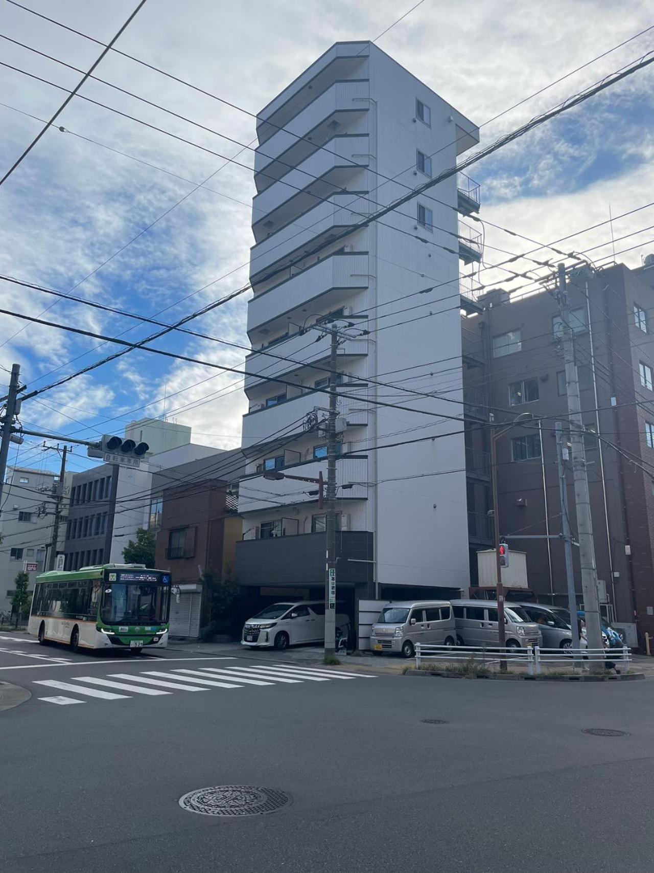 Calum Asakusa Imado Tokyoカルム浅草今戸ツインルーム新築民泊東京浅草隅田川今戸神社近くスカイツリー見えるコンビニコインランドリー近くある浅草駅まで徒歩圏内アクセス便利成田空港羽田空港銀座渋谷東京駅直通 מראה חיצוני תמונה